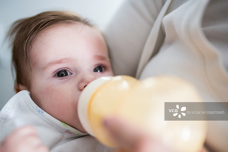 母亲喂她的女宝宝图片素材