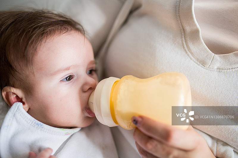 母亲喂她的女宝宝图片素材