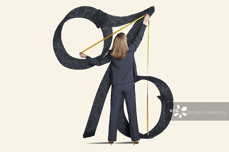 女人衡量通货膨胀或利率上升图片素材