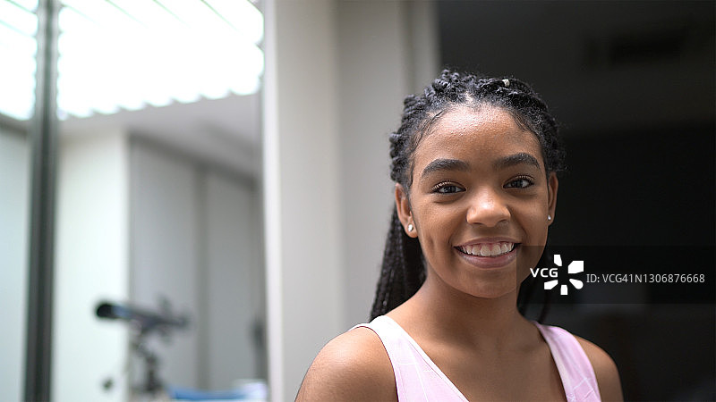 居家少女肖像图片素材