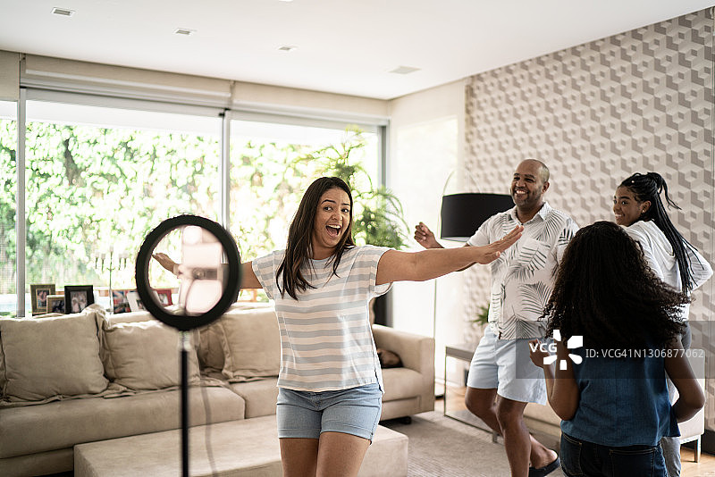 幸福的一家在家拍摄跳舞视频图片素材