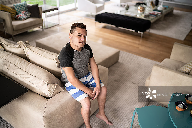 家中的患有侏儒症的年轻男子肖像图片素材