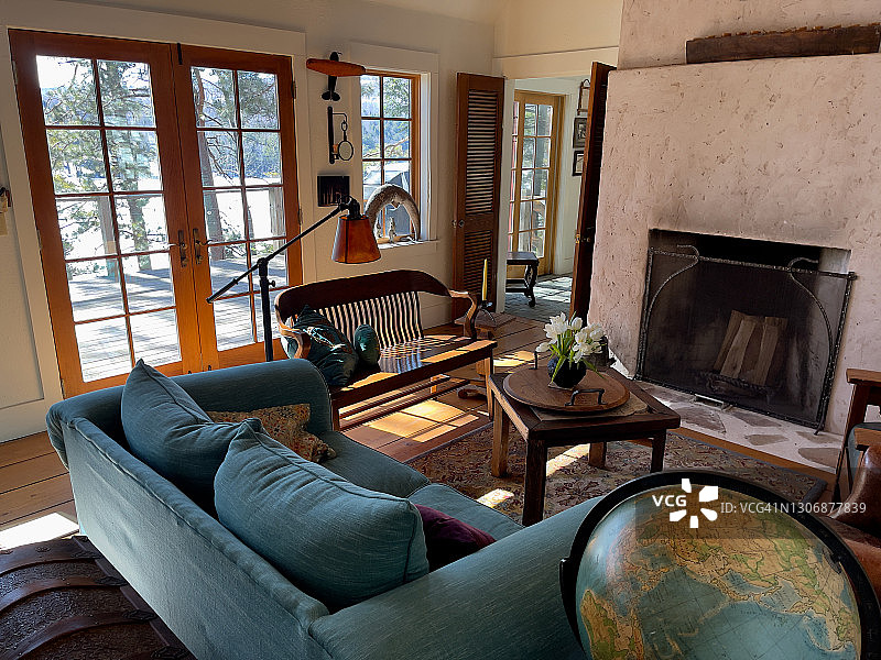 冬季湖边偏远小屋的乡村风客厅图片素材