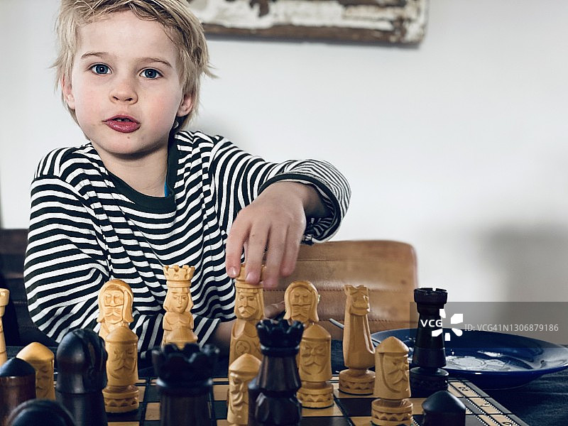 下棋的年幼男孩图片素材