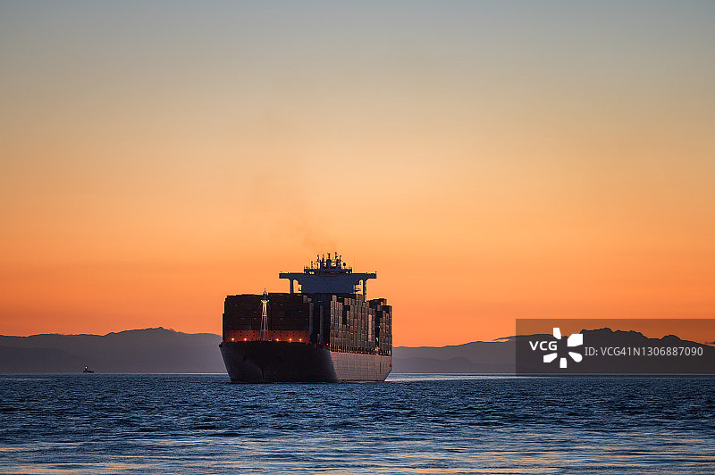 集装箱船从英吉利湾驶入温哥华港图片素材