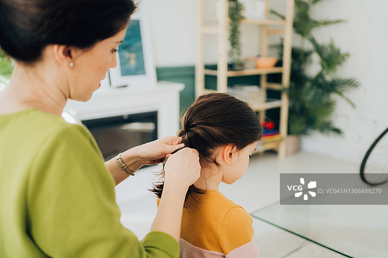 母亲给女儿编辫子图片素材