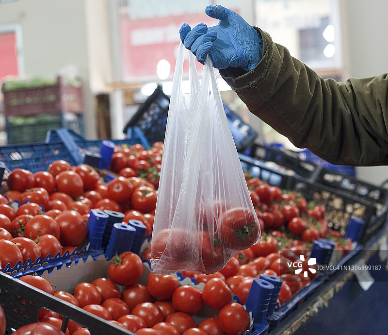 男人拿着塑料购物袋图片素材