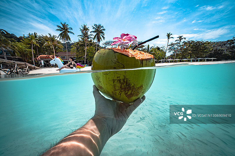 水下 holding 椰子 coconut，女孩 girl 坐 floating 独角兽 unicorn 上图片素材