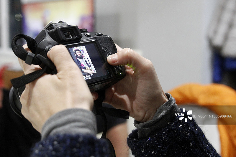 女人查看相机屏幕照片的特写镜头图片素材