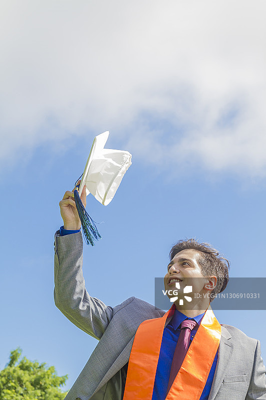 在美国毕业典礼上庆祝的快乐拉丁裔男学生图片素材