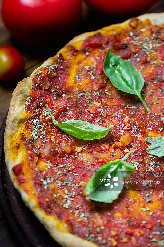自制番茄罗勒披萨图片素材