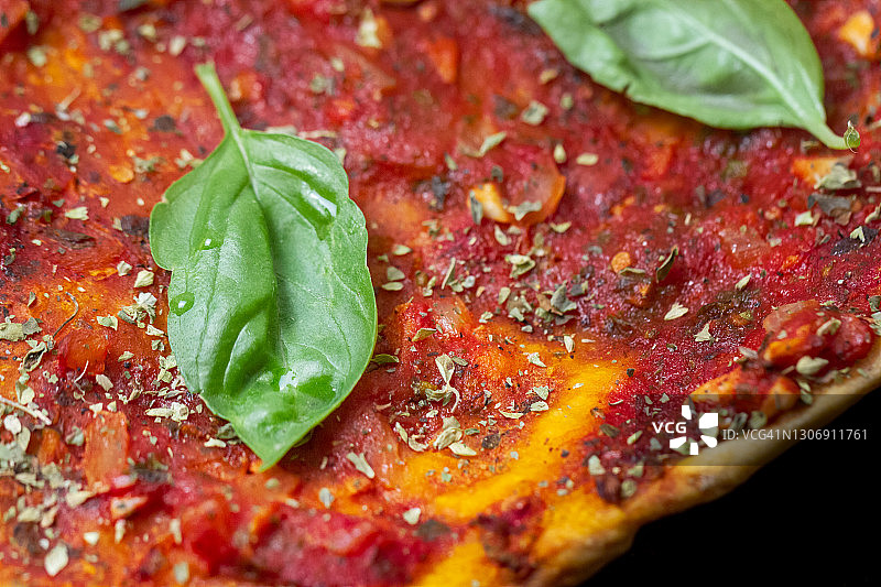 自制披萨特写：番茄、罗勒、牛至、蒜、红辣椒图片素材