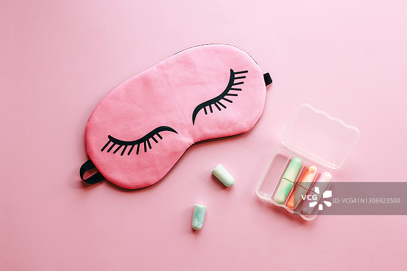 粉色睡眠眼罩和耳罩图片素材