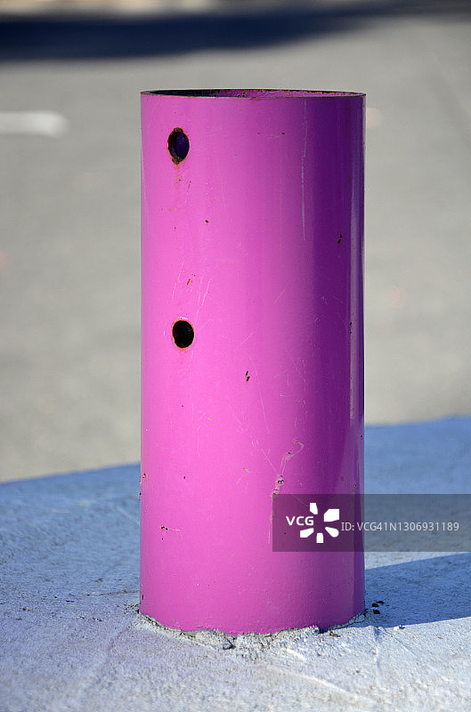 停车场上的粉色圆柱体图片素材
