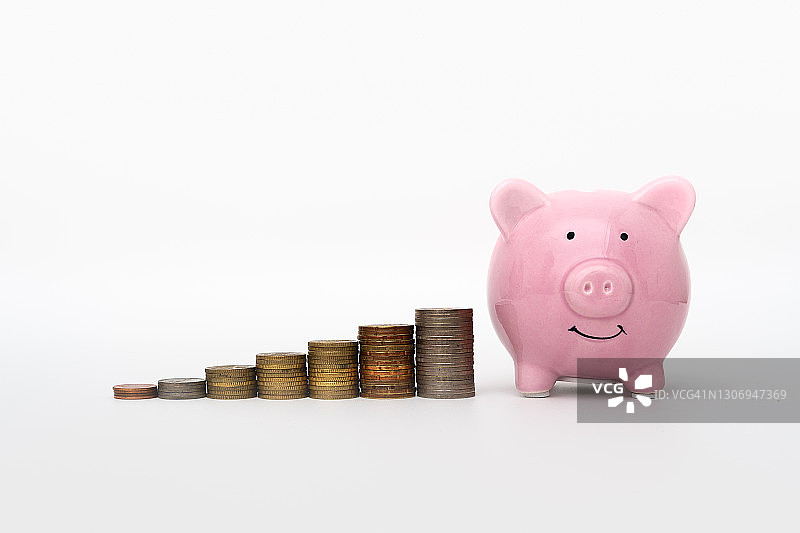 带有上升硬币堆的储蓄罐图片素材