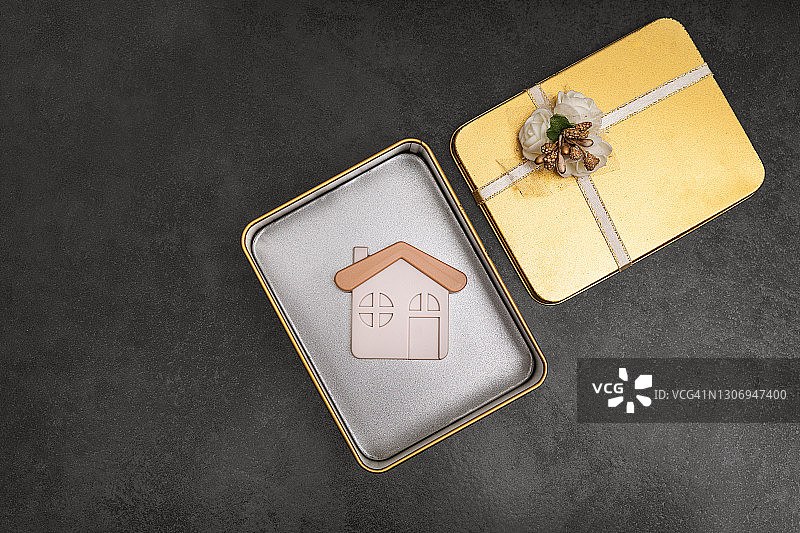 礼品盒内的玩具屋图片素材