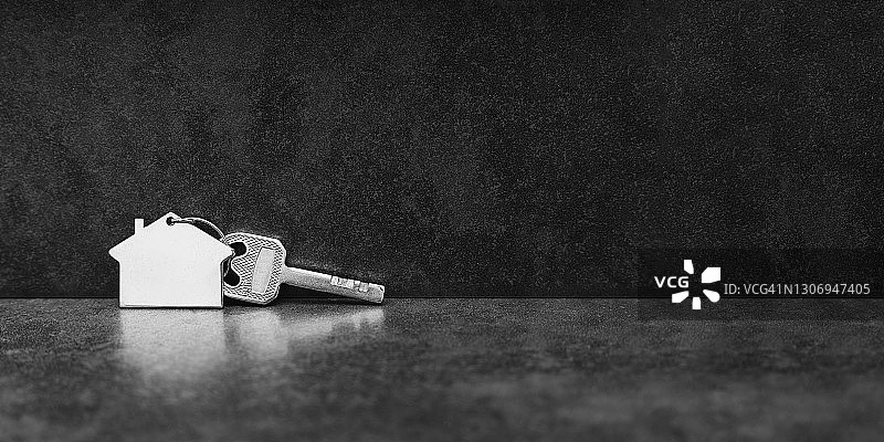 深色纹理背景上的房屋钥匙图片素材