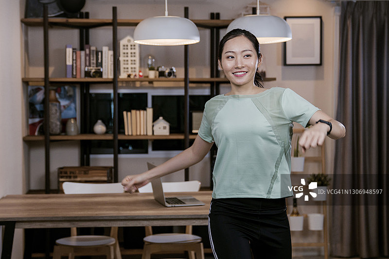 在家通过网络学习健美操课程的女人图片素材