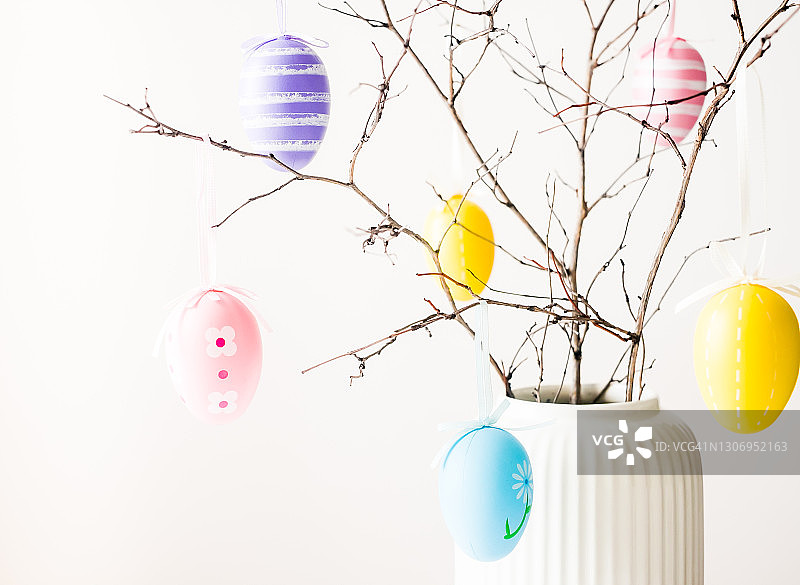 白色背景上绘有复活节彩蛋的彩蛋树，带有文案空间的图片图片素材