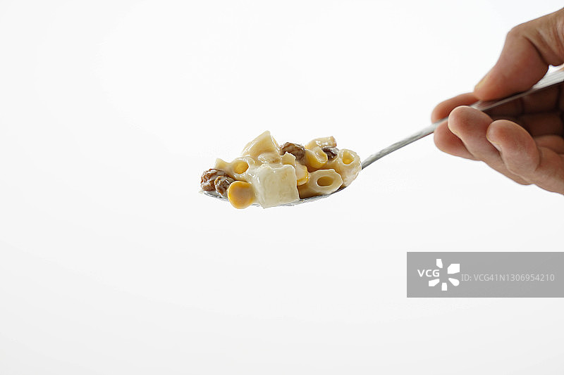 白色背景下的勺子通心粉图片素材