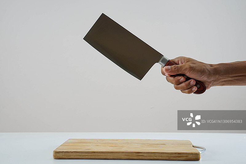 手持斧刀和木砧板图片素材