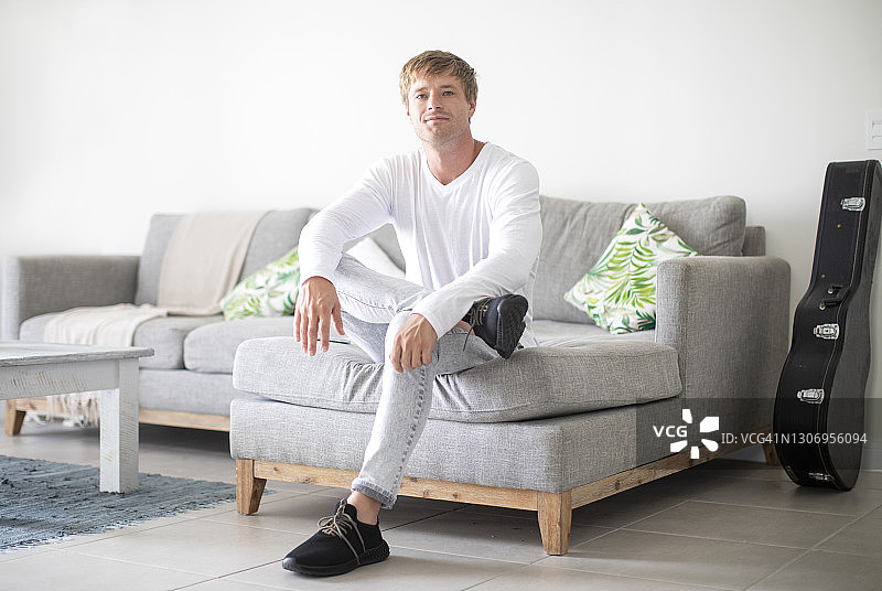 在沙发上的成年男人肖像图片素材