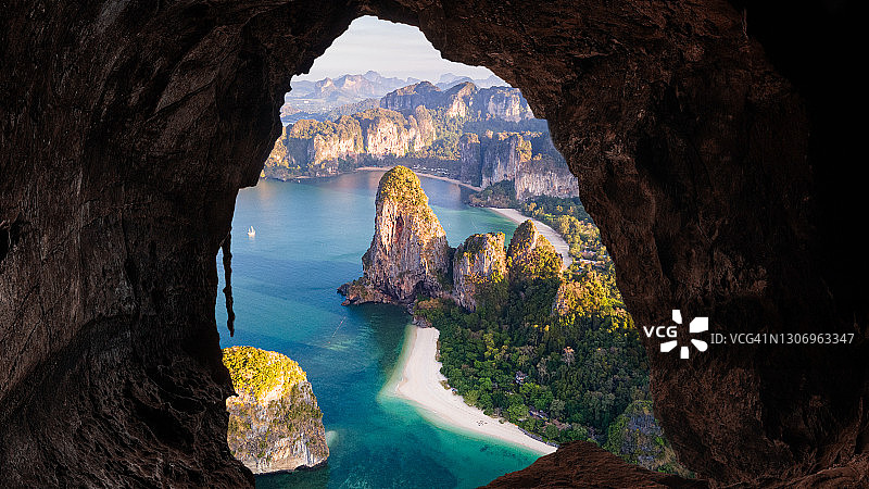 泰国甲米莱利海滩洞穴风光图片素材