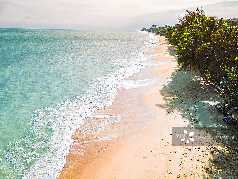 泰国苏梅岛海滩波浪无人机航拍图片素材