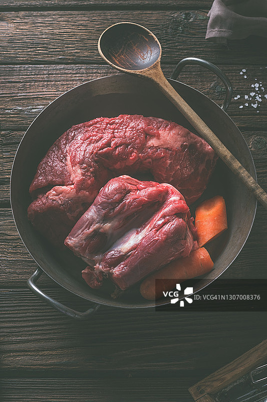 带木勺的锅中生牛肉图片素材
