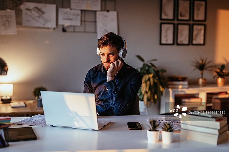 教授助手和学生通过视频连线交流图片素材