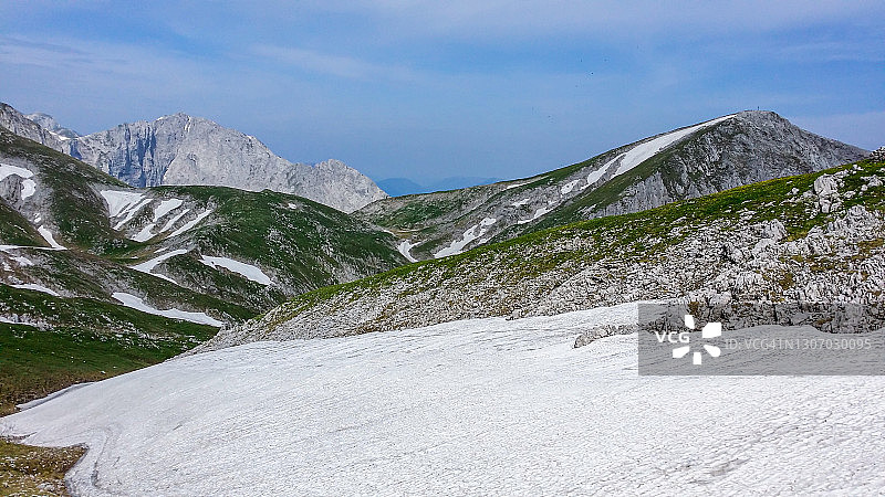 Hohe Weichsel - Hochschwab山脉的全景从通往Hohe Weichsel的小路。有一片郁郁葱葱的草地图片素材