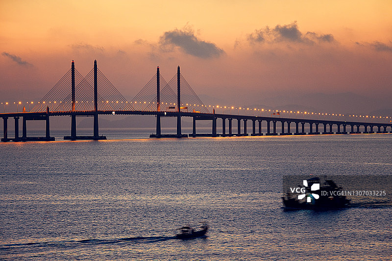 槟城大桥前驶过的渔船图片素材