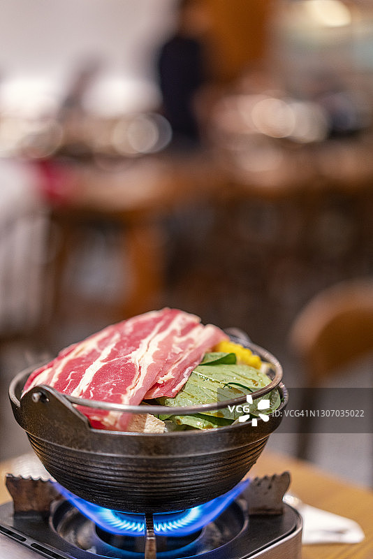 餐桌上的寿喜锅图片素材