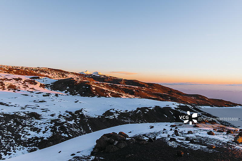 乞力马扎罗山顶雪峰和冰川上的日出美景图片素材