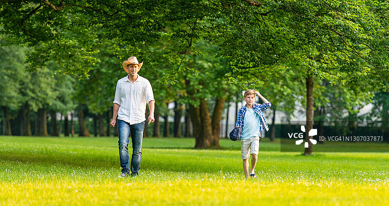 兄弟俩在公园里享受美好的一天图片素材