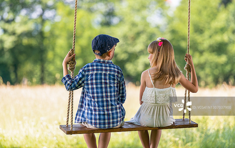 在秋千上的两个好朋友图片素材