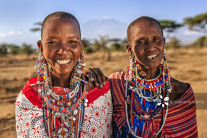 肯尼亚马赛部落的两位非洲妇女图片素材