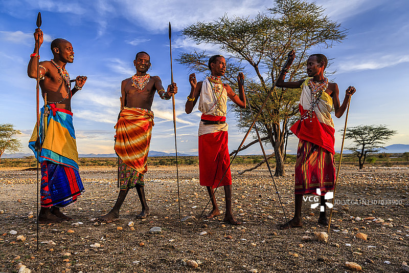 肯尼亚中部桑布鲁部落的非洲战士图片素材