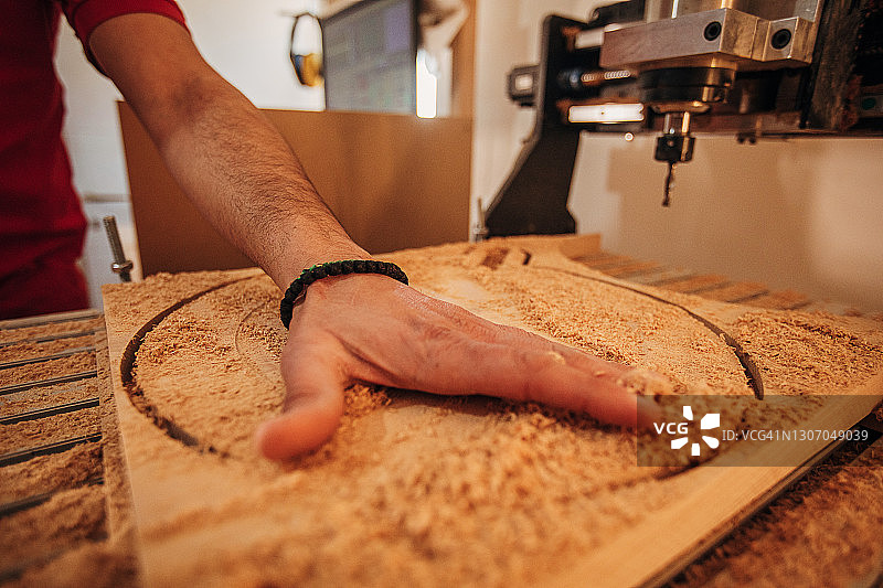 木工在车间工作图片素材