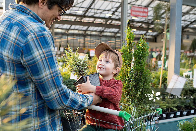 一家人在春天的花园中心购买树木图片素材