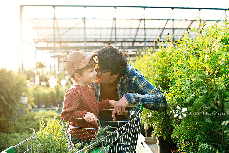 一家人在春天的花园中心购买树木图片素材
