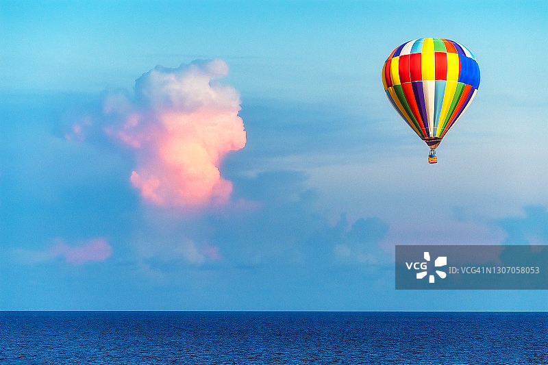 海面上空的热气球图片素材