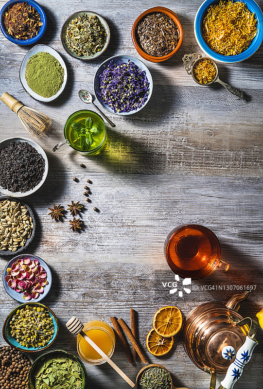 木制灰色桌板上的茶和草药图片素材