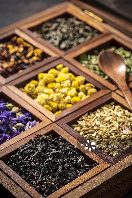 装有茶叶和草药的木盒，包括红茶、锦葵、甘菊、茴香图片素材