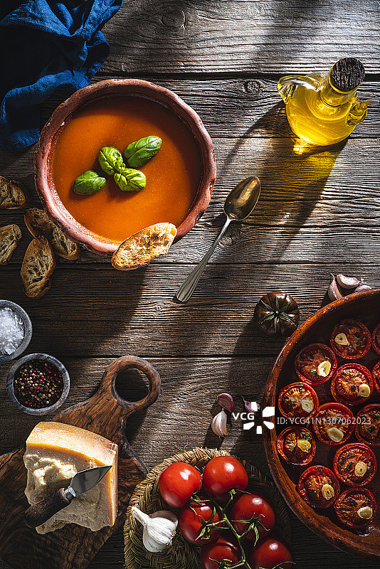 乡村木质风烤番茄罗勒番茄汤与面包图片素材