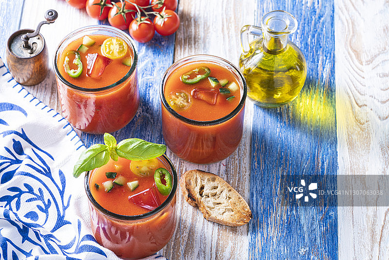 玻璃杯中的安达卢西亚番茄冷汤图片素材