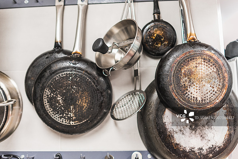 墙上用旧的煎锅图片素材