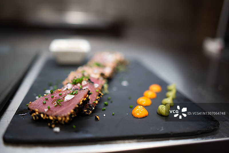 石板盘上的金枪鱼籽图片素材