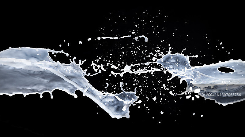 白色液体（牛奶）在黑色背景上产生飞溅和滴落的冲击图片素材