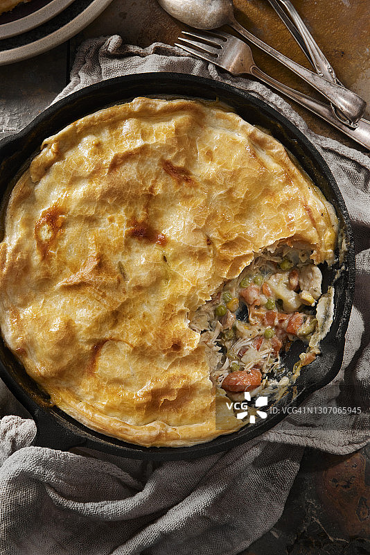 铸铁锅鸡肉馅饼图片素材